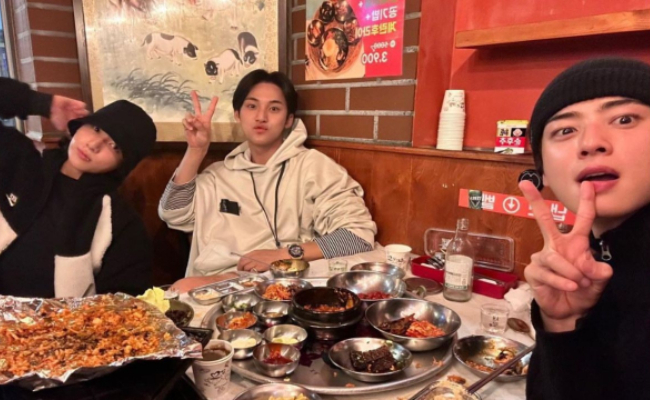 97 Liner Spotted At A Restaurant - Vimarsana News