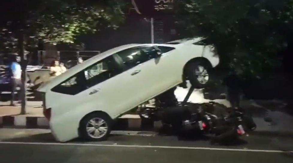 Vizag: Woman's SUV runs amok, rams into the parked vehicles - Vimarsana News