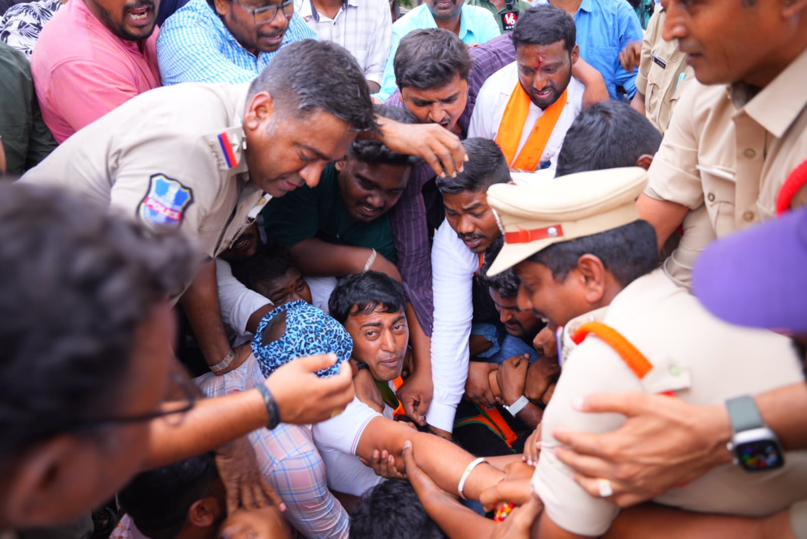 BJP, BRS workers clash in Telangana's Hanamkonda town - Vimarsana News