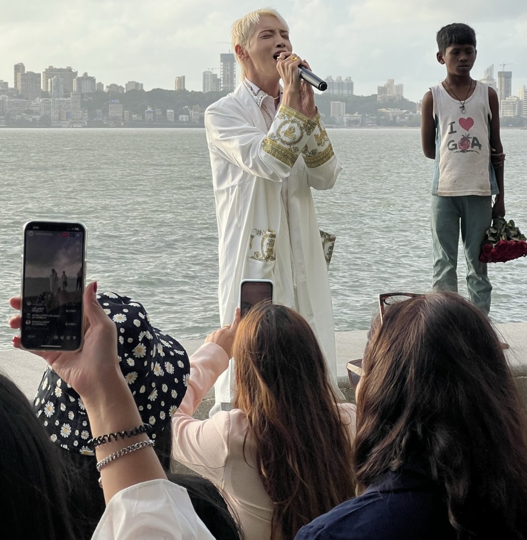 K-pop star Aoora gives his own spin to RD Burman's 'Yeh Shaam Mastani' - Vimarsana News