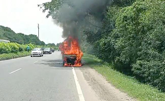 Andhra Pradesh: Hyderabad-bound Car Catches Fires in NTR District, None Hurt - Vimarsana News