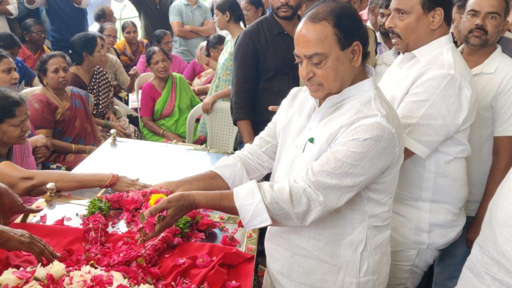 Leaders from different parties pay last respects to Gaddar - Vimarsana News