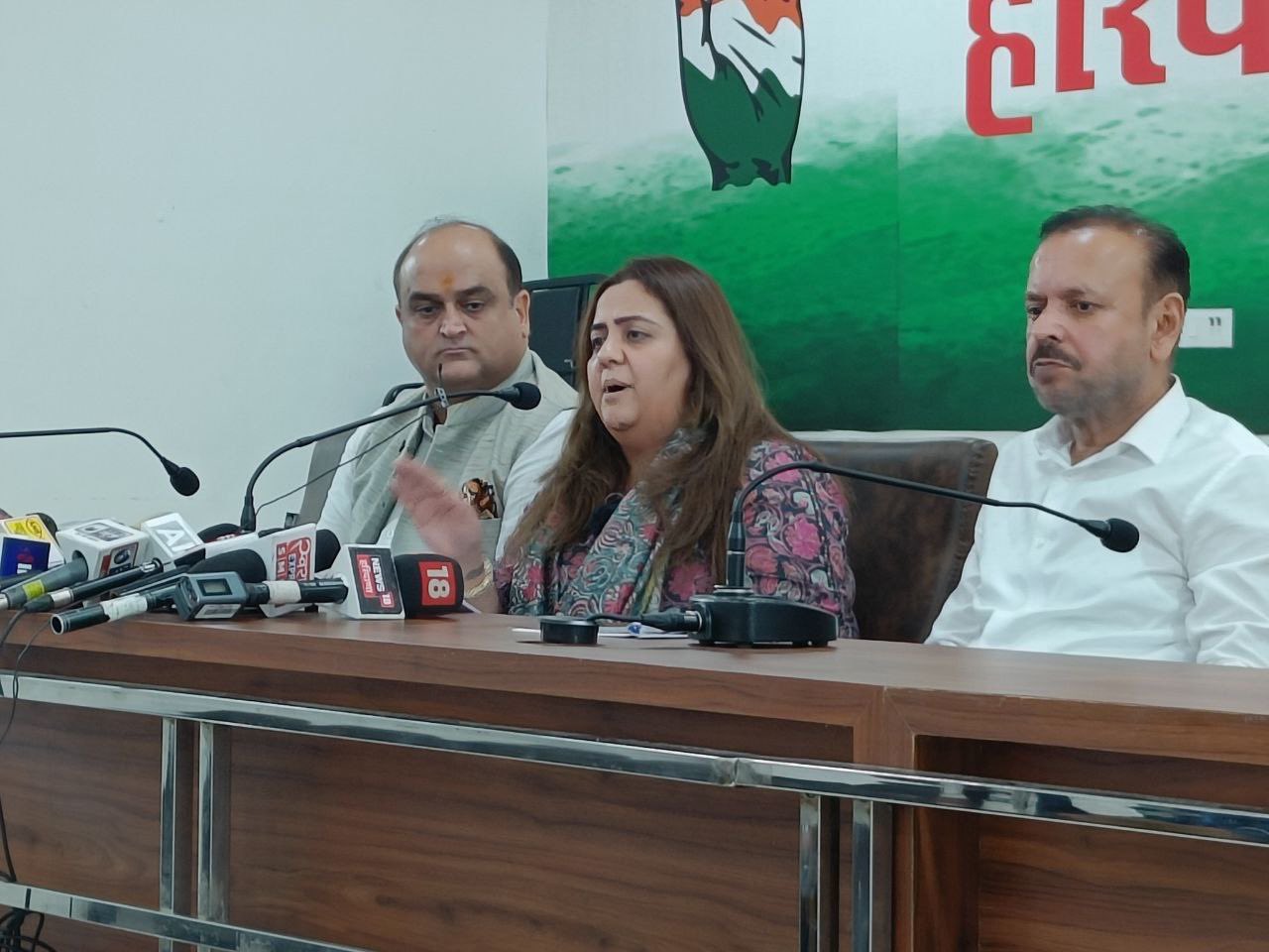 Congress holds pressers across 20 cities demanding immediate implementation women's quota - Vimarsana News