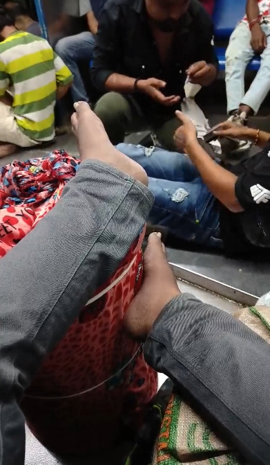 Mumbai: Group of 6 men, 1 woman consumes drugs on local train - Vimarsana News