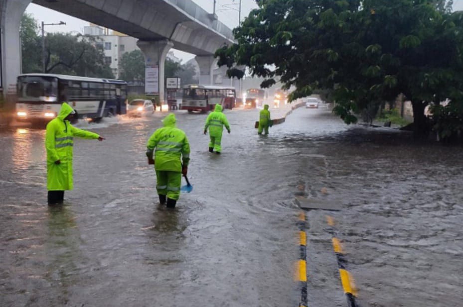 Heavy rain brings Hyderabad to its knees - Vimarsana News