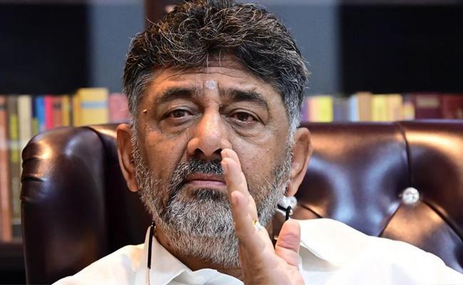 Telangana Congress Big Plan: Troubleshooter DK Shivakumar Arrives In Hyderabad to keep MLAs together against KCR poaching attempts - Vimarsana News