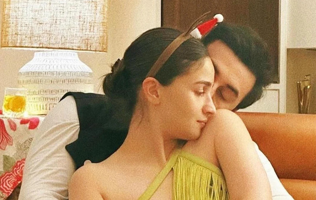 Alia Bhatt gets a kiss from husband Ranbir Kapoor at Christmas bash - Vimarsana News