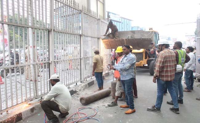 High Barricades To Be Removed At Pragathi Bhavan Shortly - Vimarsana News