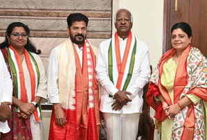 BRS leader Kadiyam Srihari, daughter join Congress - Vimarsana News