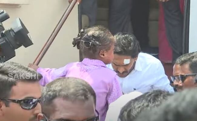 CM Jagan extends aid to sick girl during Memantha Siddham bus yatra - Vimarsana News