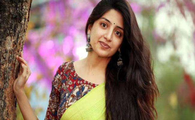 Tollywood Actress Poonam Kaur's Sensational Tweet on AP - Vimarsana News