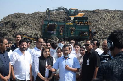 Kejriwal inspects Okhla landfill site, says additional agency to be recruited for garbage removal