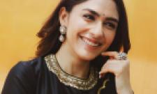 Mrunal Thakur Oozes Charm in Classic Saree Style | Mrunal Thakur ...