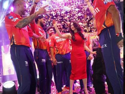 Preity-zinta-shares-post-match-selfie-with-deadly-duo-Sakshi Post