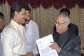 Party leaders meet Prez over  bifurcation issue - Sakshi Post