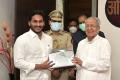 AP CM YS Jagan Meets Governor Biswabhusan Harichandan, Enquires About Health - Sakshi Post