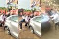 Nellore: YSRCP MLA Kotamreddy Comes To The Rescue Of Stranded Commuters - Sakshi Post