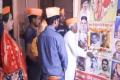 Members of Hindu Mahasabha pay homage to Nathuram Godse’s portrait in Gwalior, MP on Tuesday (Source: Twitter) - Sakshi Post