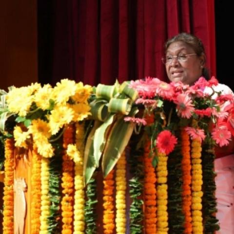 Droupadi Murmu Continues Her Speech in Darkness After Power Failure in Odisha Auditorium President Murmu continues her speech in darkness after power failure in Odisha auditorium - Vimarsana News