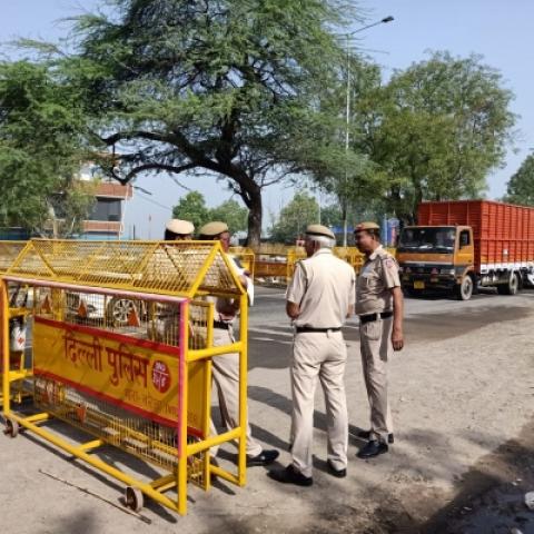 Delhi Police put barricades, dumpers at Singhu border ahead of farmers reaching Delhi - Vimarsana News