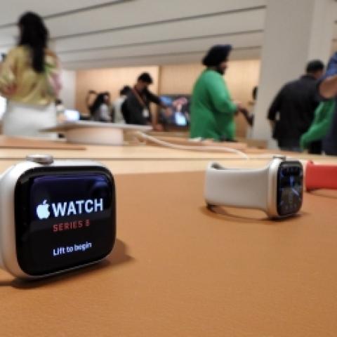 Apple Watch calls for medical help for woman suffering from heart issue in US - Vimarsana News
