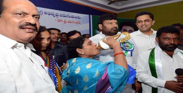 Vijayamma calls for fight against Cong-TDP nexus plot - Sakshi Post
