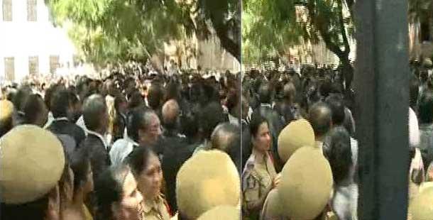 Lawyers clash at AP High Court; Several arrested - Sakshi Post