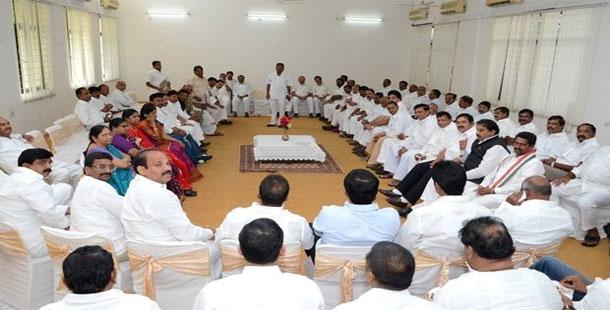 Seemandhra Congress leaders to meet in Oct on bifurcation - Sakshi Post