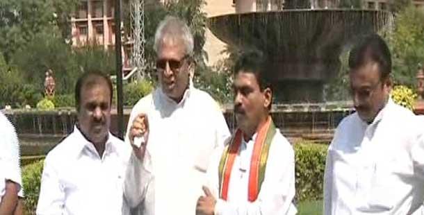 Four Seemandhra Congress MPs urge speaker to accept resignations - Sakshi Post