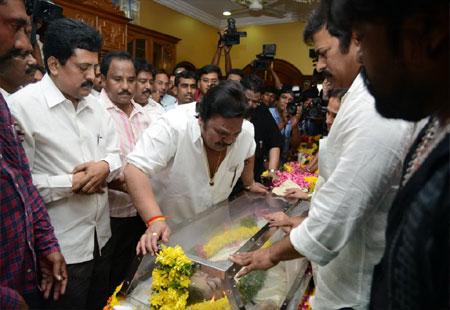 Fans,Actors,Politicians throng to pay rich tributes to Srihari - Sakshi Post