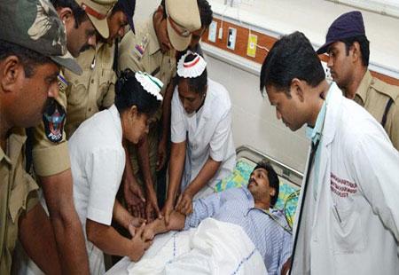 Police break Jagan&#039;s indefinite fast, shift him to NIMS - Sakshi Post