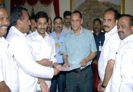 Jagan meets Andhra governor - Sakshi Post