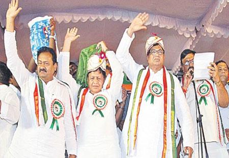Cong leaders thank Sonia for accepting demand for Telangana - Sakshi Post