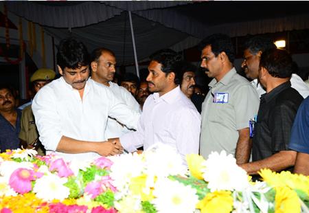 Jagan pays floral tribute to ANR - Sakshi Post