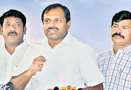 &#039;Naidu waits for a chance to spit venom on YSRCP&#039; - Sakshi Post