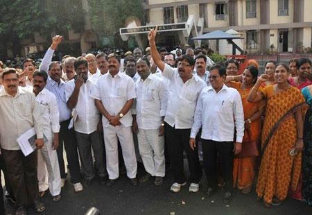 Seemandhra employees to go on indefinite strike from Feb 6 - Sakshi Post