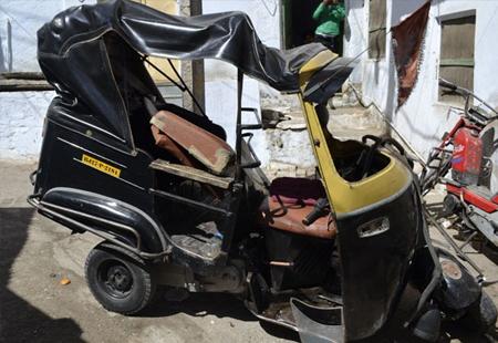 Five of a family killed in  Mahabubnagar road mishap - Sakshi Post