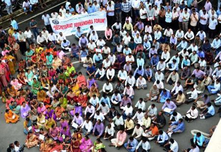 Seemandhra employees begin indefinite strike - Sakshi Post