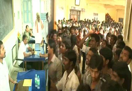 SVU students agitate against extra college fees in Tirupati SVU students agitate against extra college fees in Tirupati - Sakshi Post