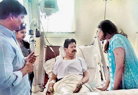 Sharmila visits Kapu in hospital - Sakshi Post