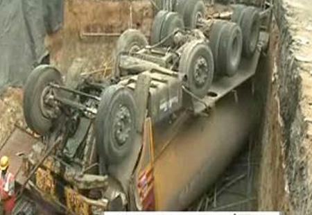 Lorry overturns at Metro construction site, two labourers killed - Sakshi Post