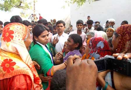Sobha Nagi Reddy&#039;s daughter campaigns in Allagadda - Sakshi Post