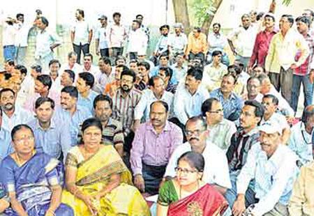 Telangana, Andhra employees clash with each other - Sakshi Post