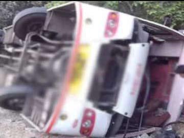 Private bus overturns, 15 injured - Sakshi Post