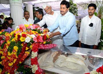 Jagan, Vijayamma condole CC Reddy&#039;s demise - Sakshi Post