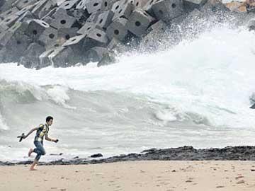 Cyclone Hudhud racing towards Andhra Pradesh coast - Sakshi Post