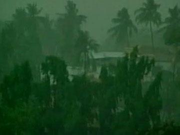 Hudhud effect: Rain lashes Andhra, 2 killed - Sakshi Post