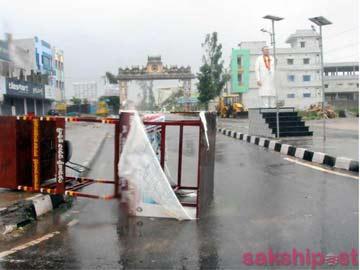 &#039;About 30 lakh families in AP affected by Hudhud&#039; - Sakshi Post