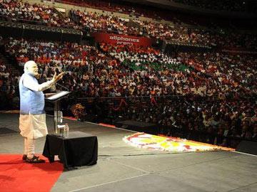 Modi promises visa on arrival to NRIs Modi promises visa on arrival to NRIs - Sakshi Post