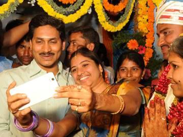 YS Jagan obliges &#039;selfie&#039;-seeker - Sakshi Post